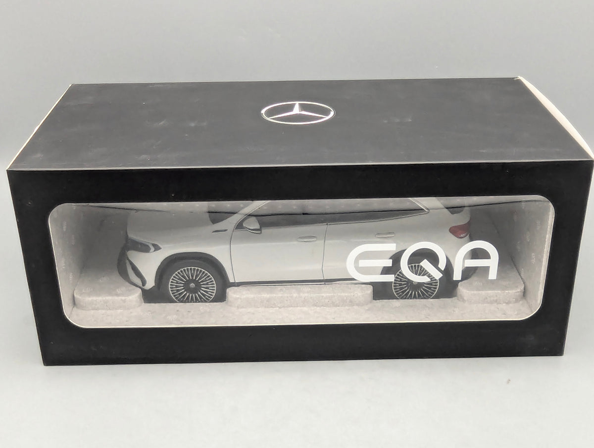 Modellautos 1:18 NZG Mercedes Benz EQA Digitalweiß mit Dealer OVP