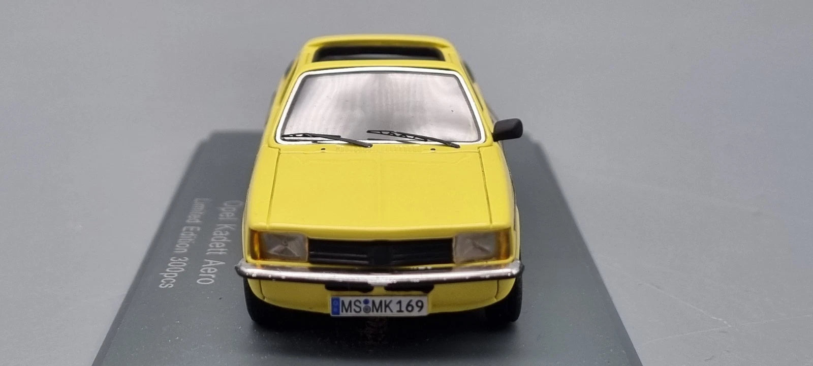 Modellautos 1:43 Neo Scale Models Opel Kadett Aero gelb Ltd 1/300 Vitrine
