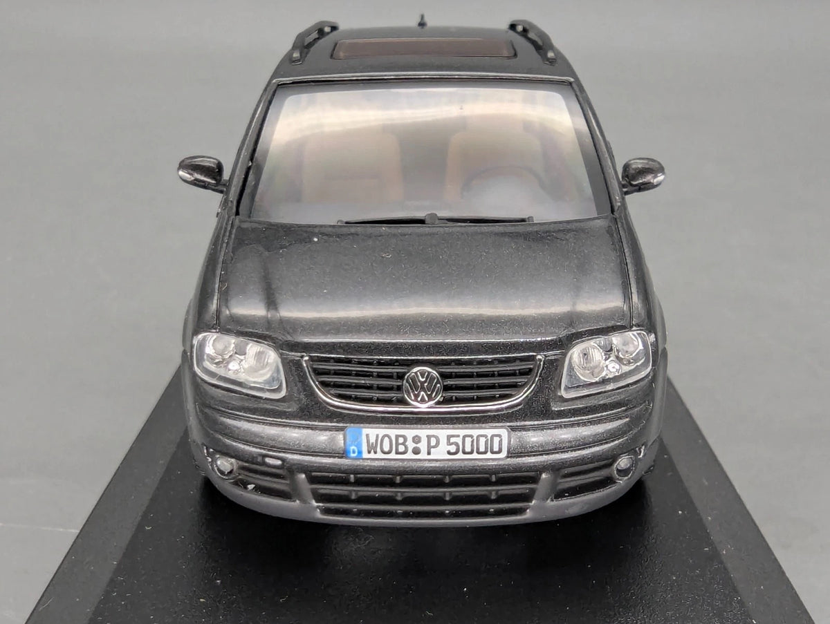Modellautos 1:43 Minichamps Volkswagen VW Touran 1T 2003 Platingrau Dealer OVP