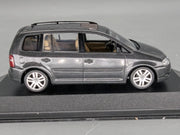 Modellautos 1:43 Minichamps Volkswagen VW Touran 1T 2003 Platingrau Dealer OVP