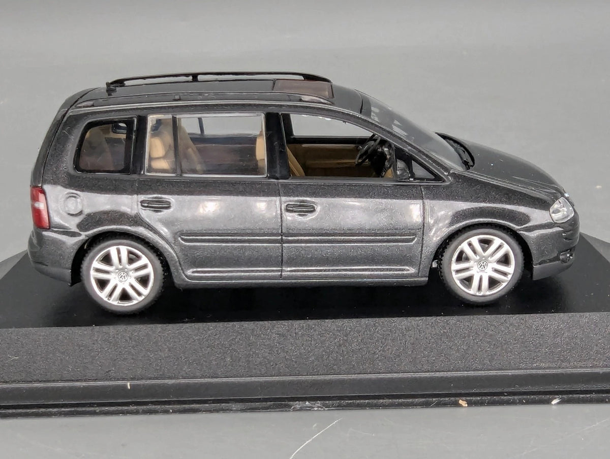 Modellautos 1:43 Minichamps Volkswagen VW Touran 1T 2003 Platingrau Dealer OVP