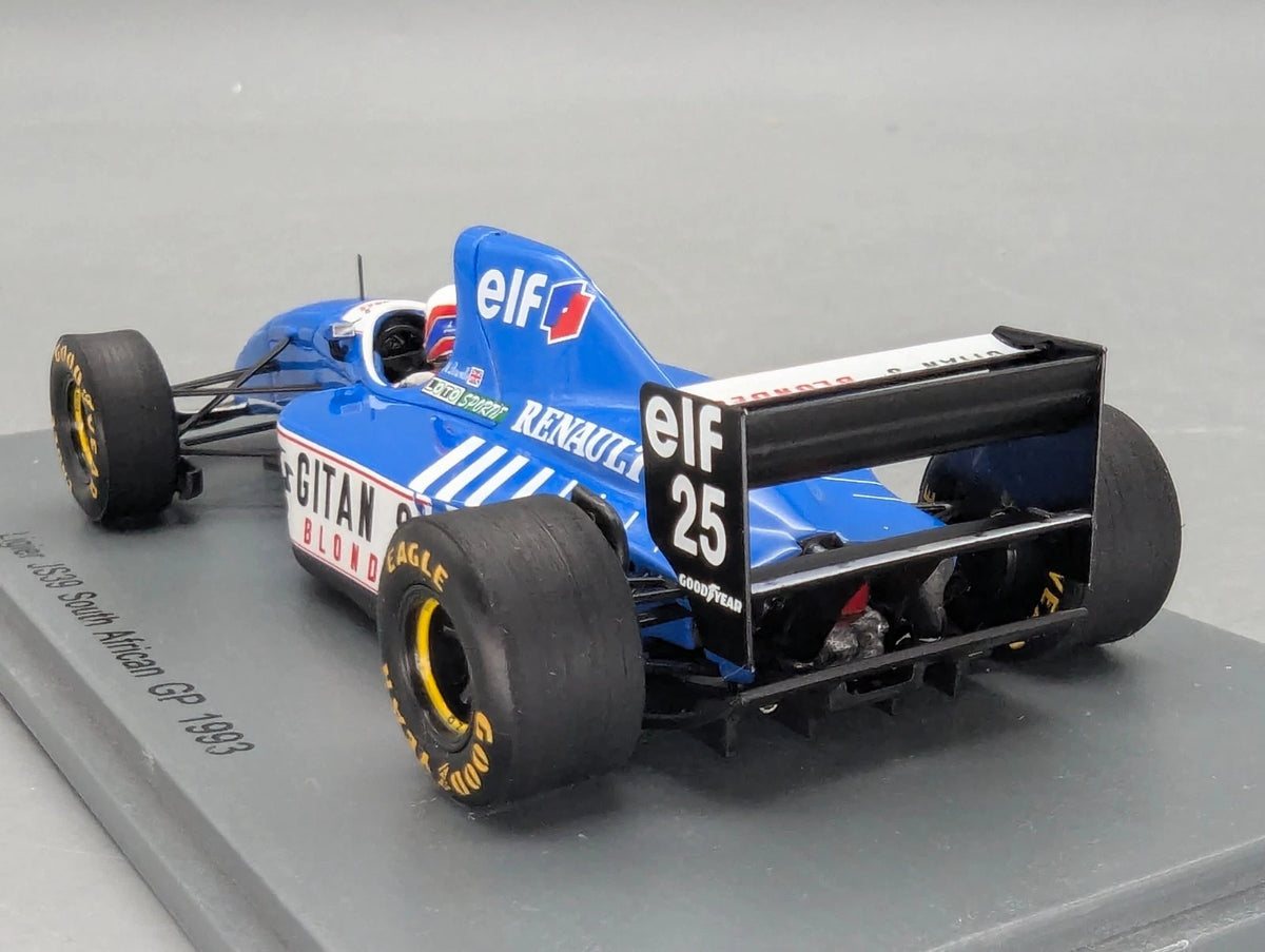 Modellautos 1:43 Spark S3977 Ligier JS39 South African GP 1993 #25 Vitrine