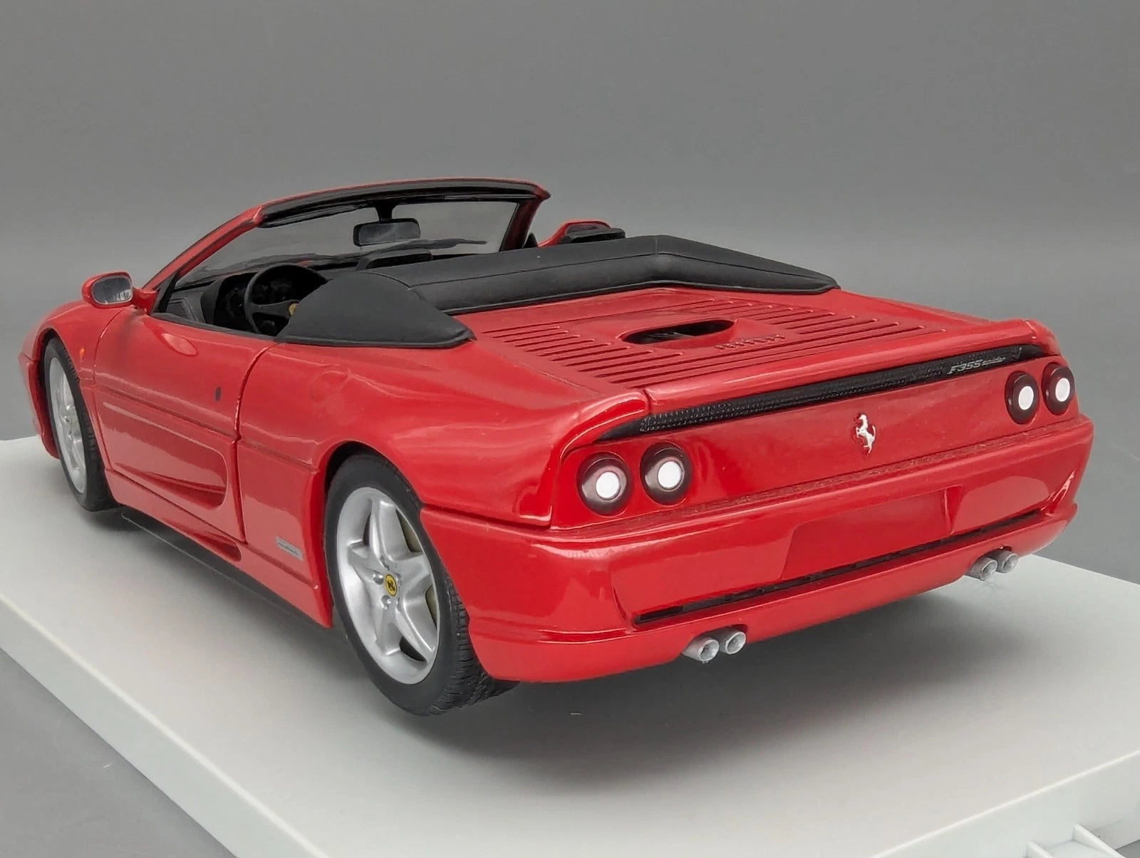 Modellautos 1:18 UT Models Ferrari F355 Spider 1994 Rot mit OVP