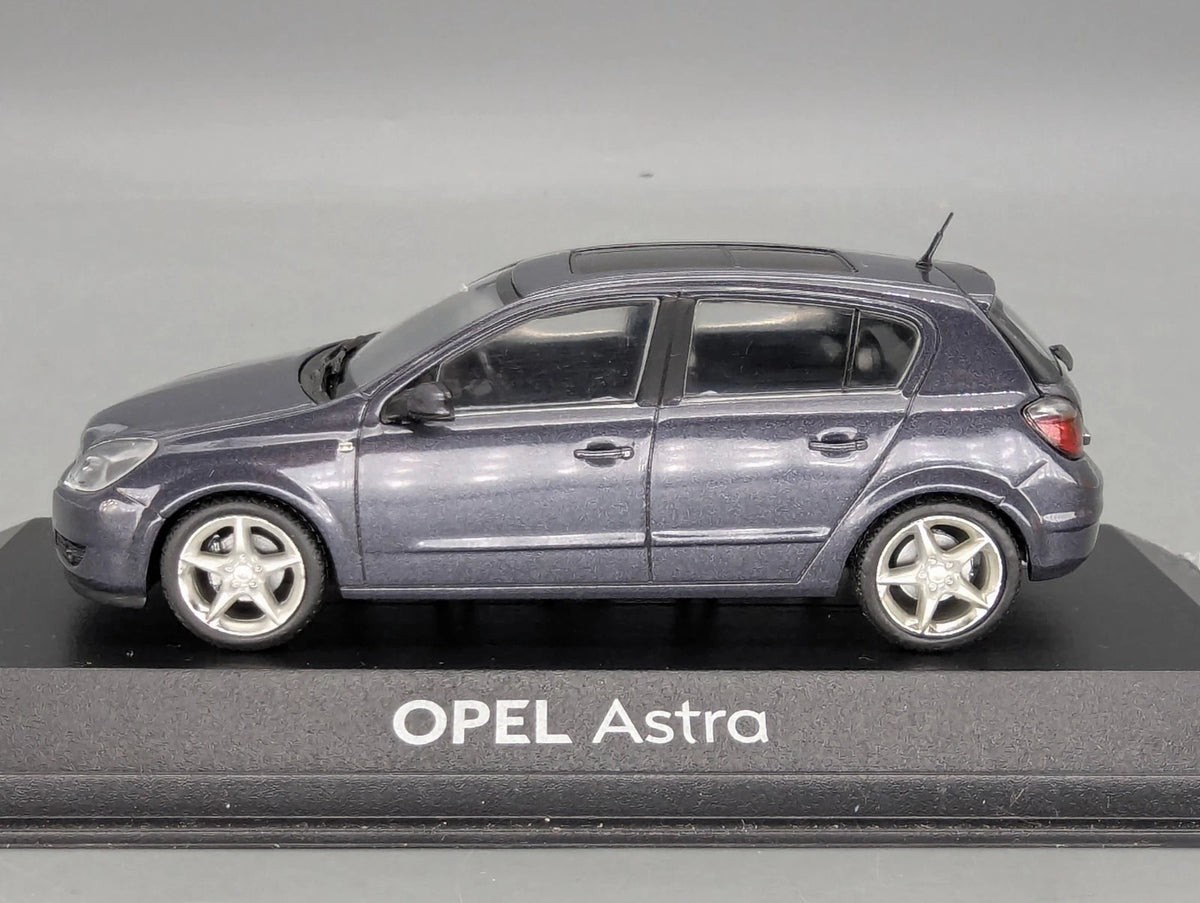 Modellautos 1:43 Minichamps Opel Astra Blau Grau Metallic mit Dealer OVP