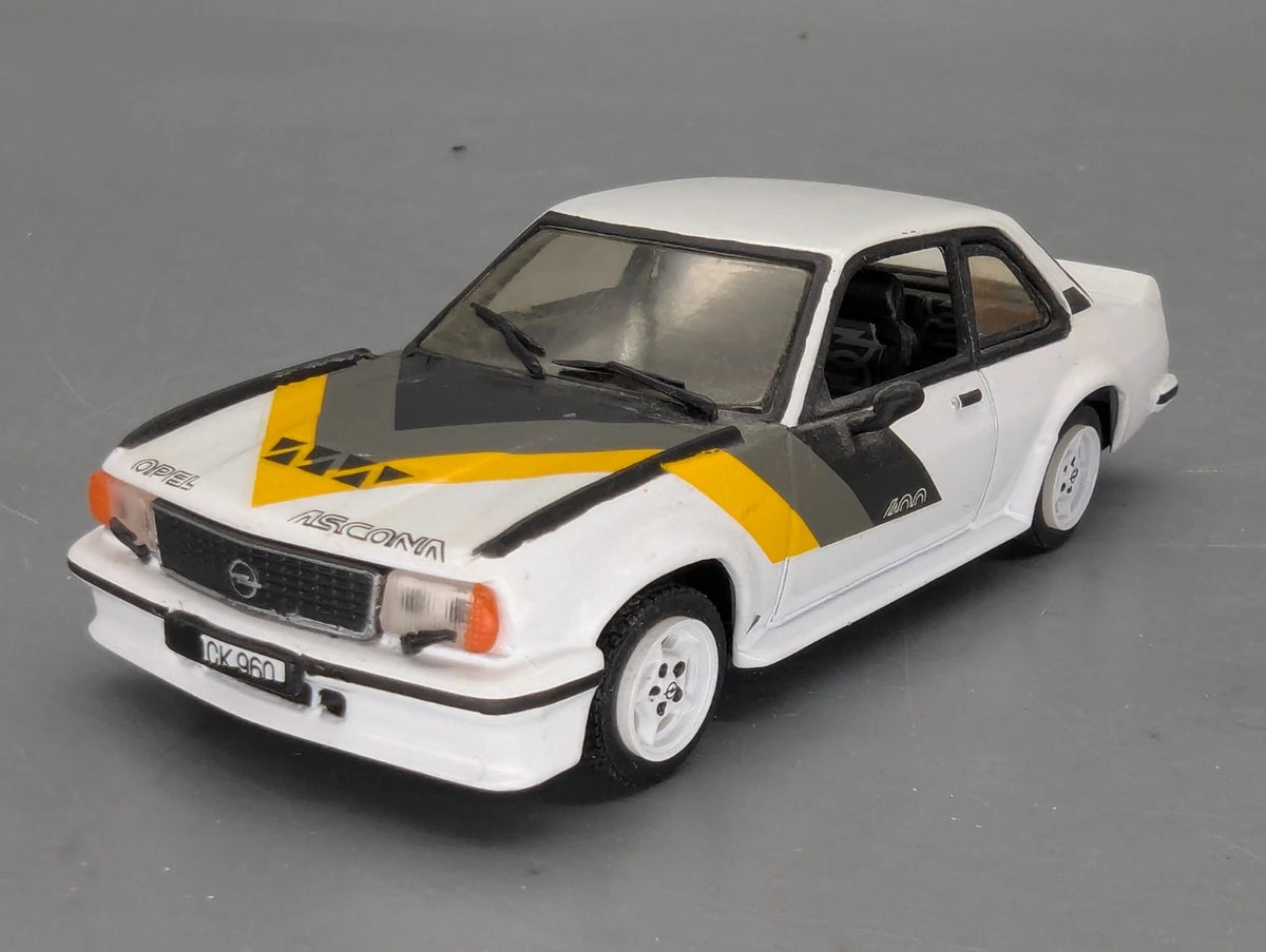 Modellautos 1:43 Vitesse Opel Ascona 400 mit Vitrine
