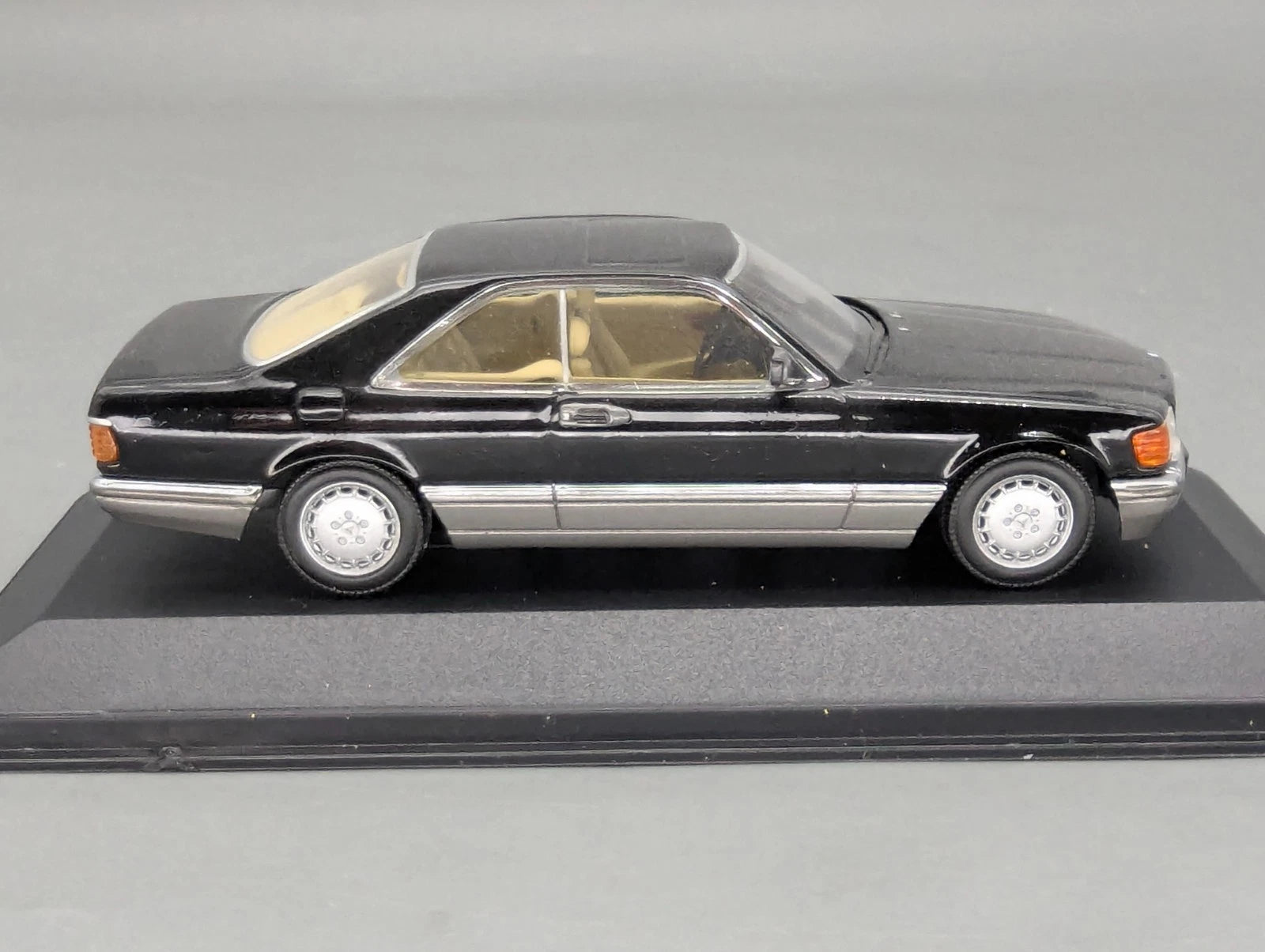 Modellautos 1:43 Minichamps Mercedes Benz 560 SEC 1986 Schwarz mit OVP