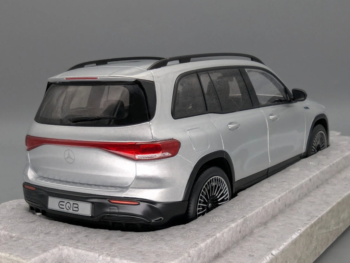 Modellautos 1:18 NZG Mercedes Benz EQB Iridiumsilber mit Dealer OVP