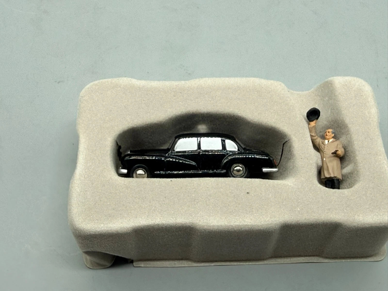Modellautos 1:90 Schuco Piccolo-2er Set Mercedes-Benz 300D mit Figur in OVP