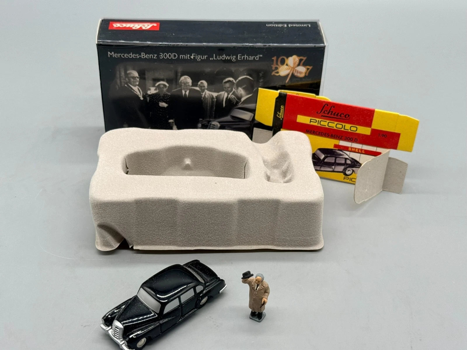 Modellautos 1:90 Schuco Piccolo-2er Set Mercedes-Benz 300D mit Figur in OVP