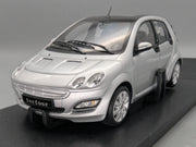 Modellautos 1:18 Kyosho Smart Forfour Starlight Silver mit Dealer OVP