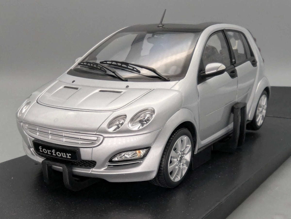 Modellautos 1:18 Kyosho Smart Forfour Starlight Silver mit Dealer OVP