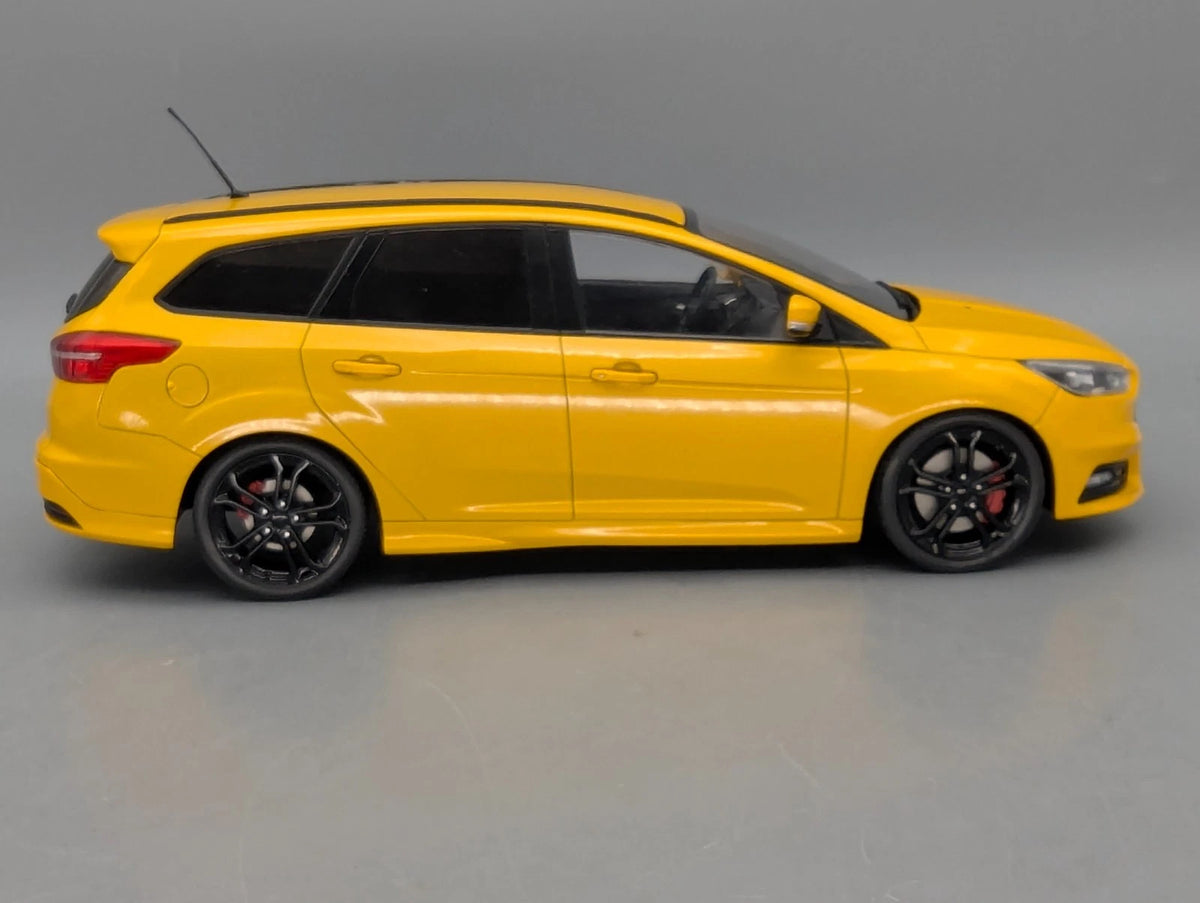 Modellautos 1:18 MCG Modelcar Group 18464 Ford Focus ST Estate Gelb mit Vitrine