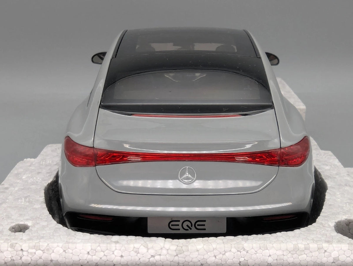 Modellautos 1:18 NZG Mercedes Benz EQE Alpin Grau Uni mit Dealer OVP
