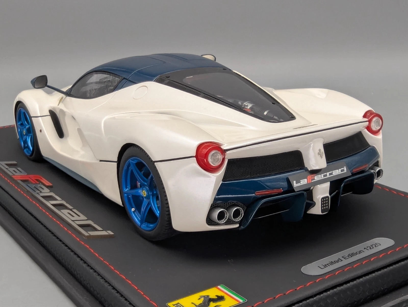Modellautos 1:18 BBR Ferrari LaFerrari Italian White Ltd 12/20 mit Vitrine OVP