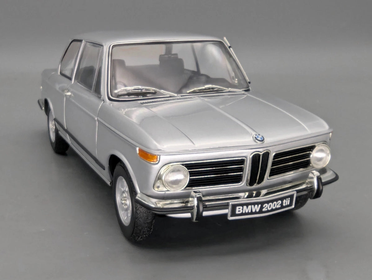 Modellautos 1:18 Kyosho BMW 2002 tii Silber mit OVP