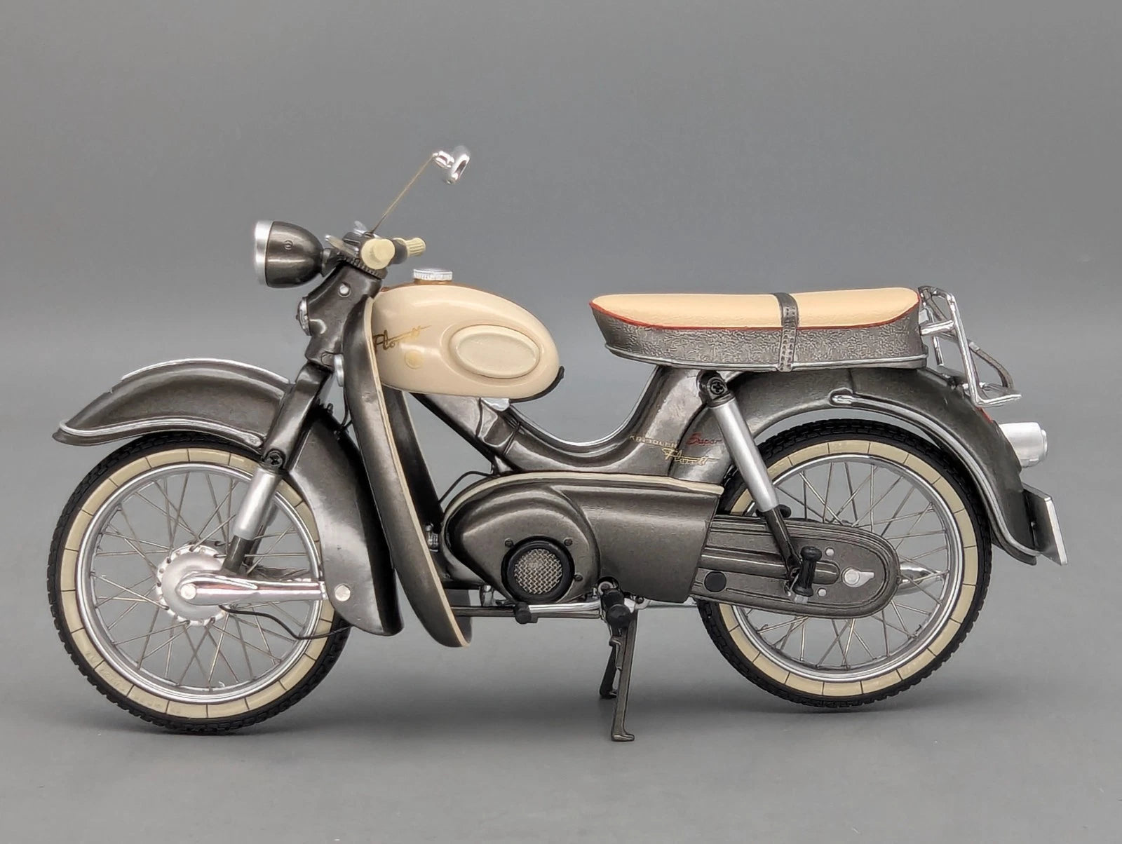 Motorrad Modell 1:10 Schuco Kreidler Florett Super mit Beinschild Grau mit OVP