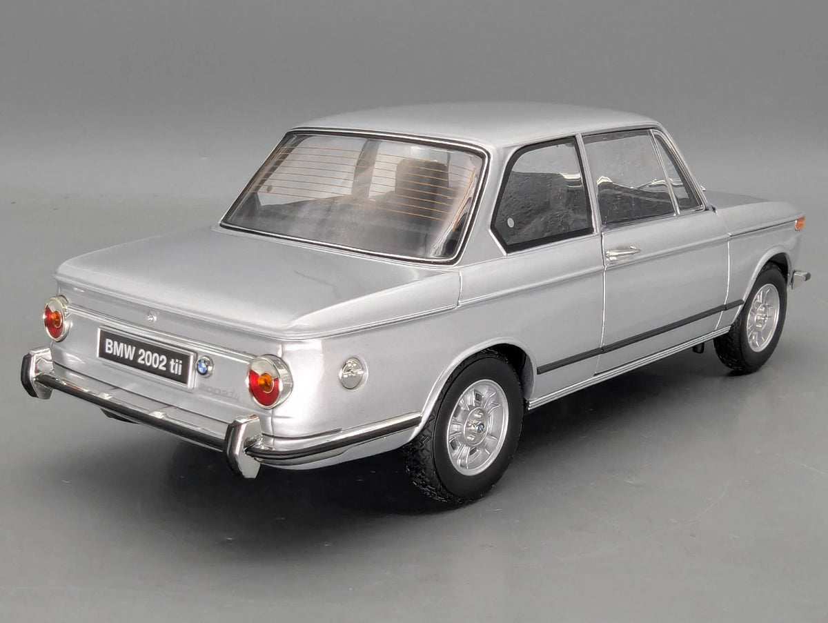 Modellautos 1:18 Kyosho BMW 2002 tii Silber mit OVP
