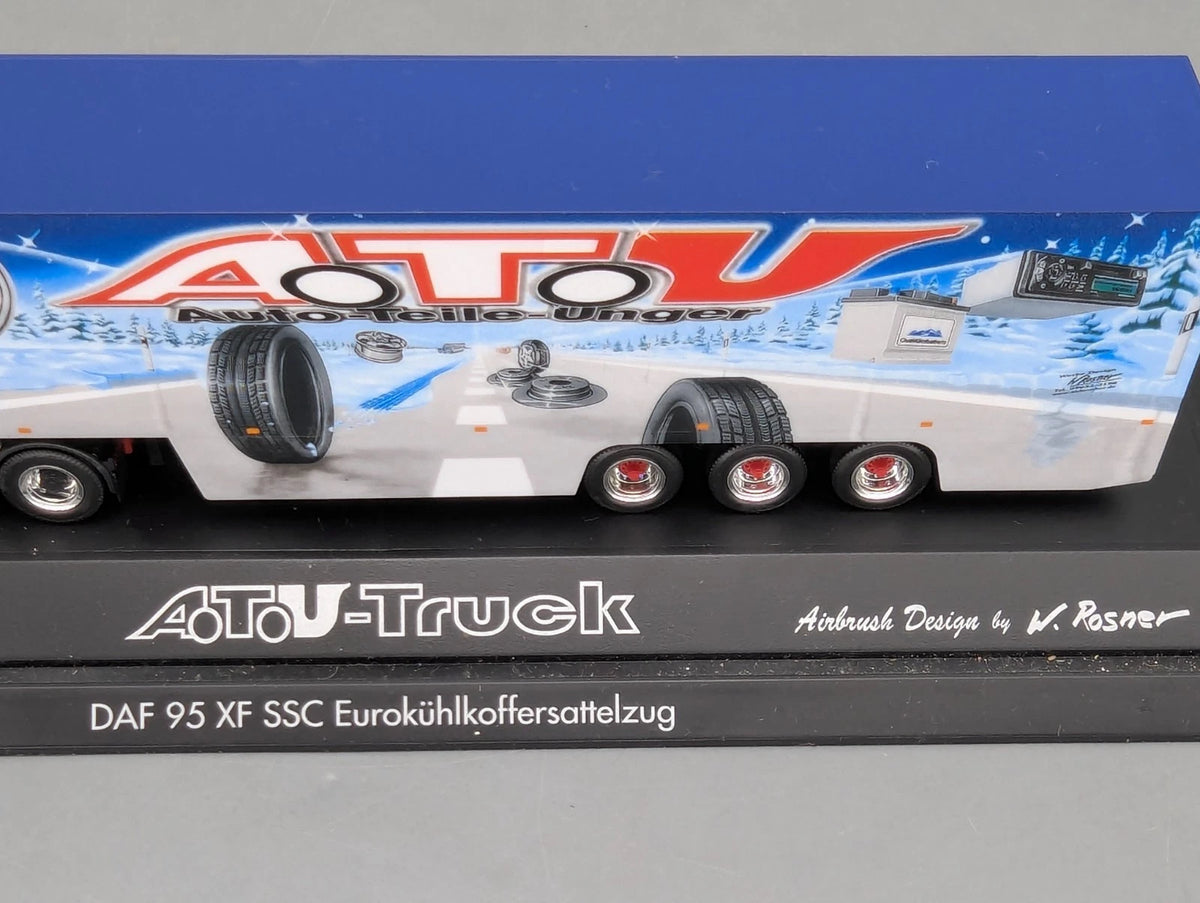 Lkw Modell 1:87 Herpa DAF XF SSC Kühlkoffersattelzug ATU Truck mit Vitrine