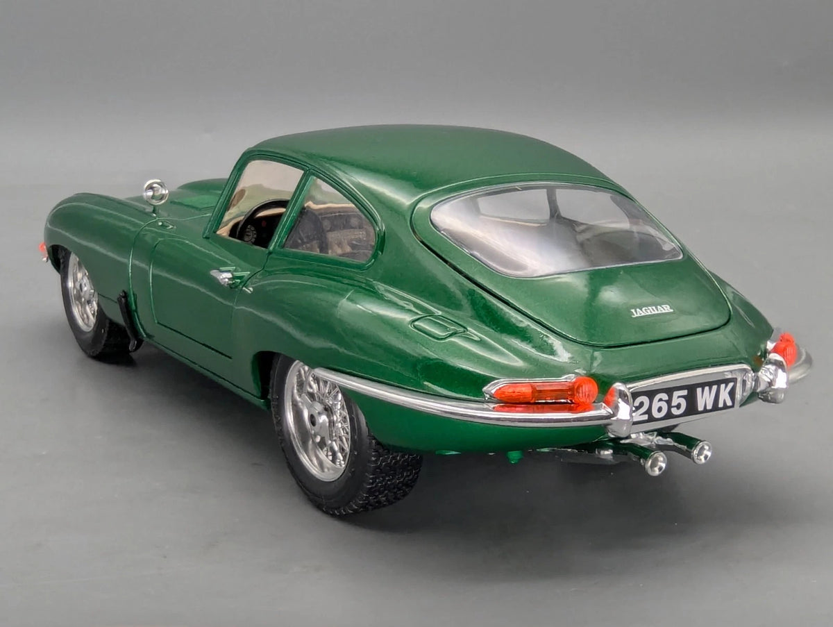 Modellautos 1:18 Bburago Jaguar E 1961 Metallic Grün mit Vitrine