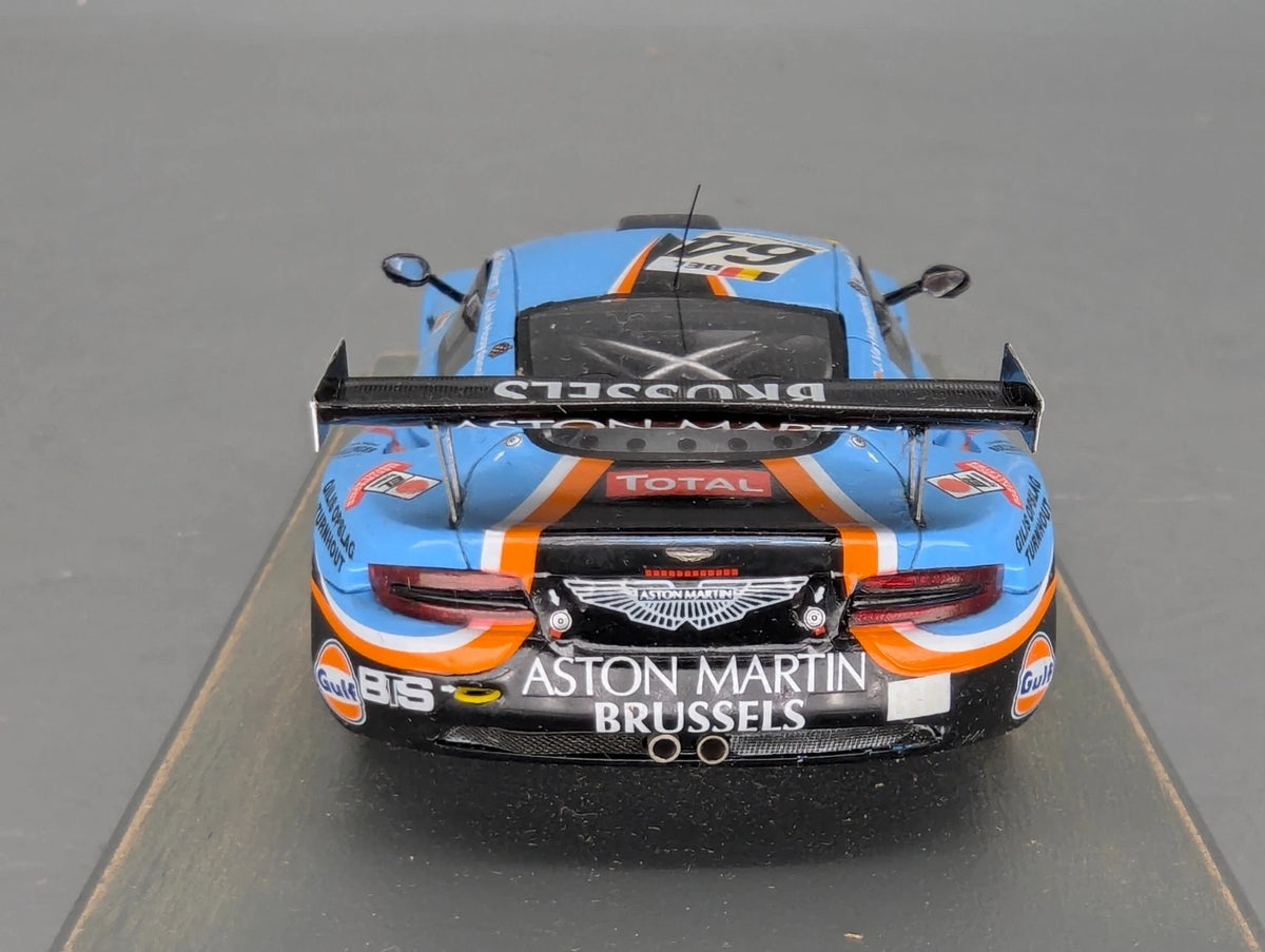 Modellautos 1:43 Spark Aston Martin Vantage GT3 2013 #64 Vitrine