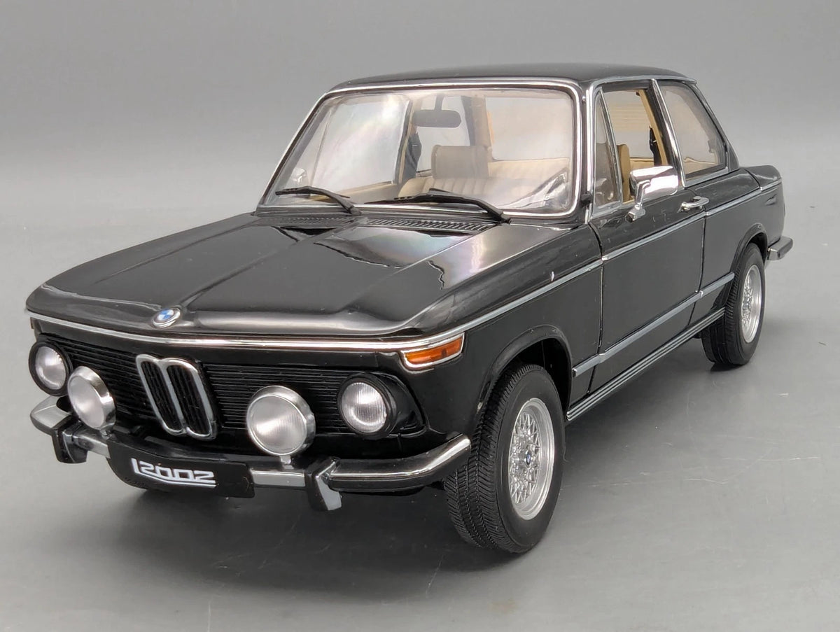 Modellautos 1:18 AUTOart Millenium 70503 BMW 2002 L Black mit OVP