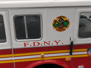 Modellautos 1:43 vermtl. Ixo Seagrave Marauder II Feuerwehr New York in Vitrine