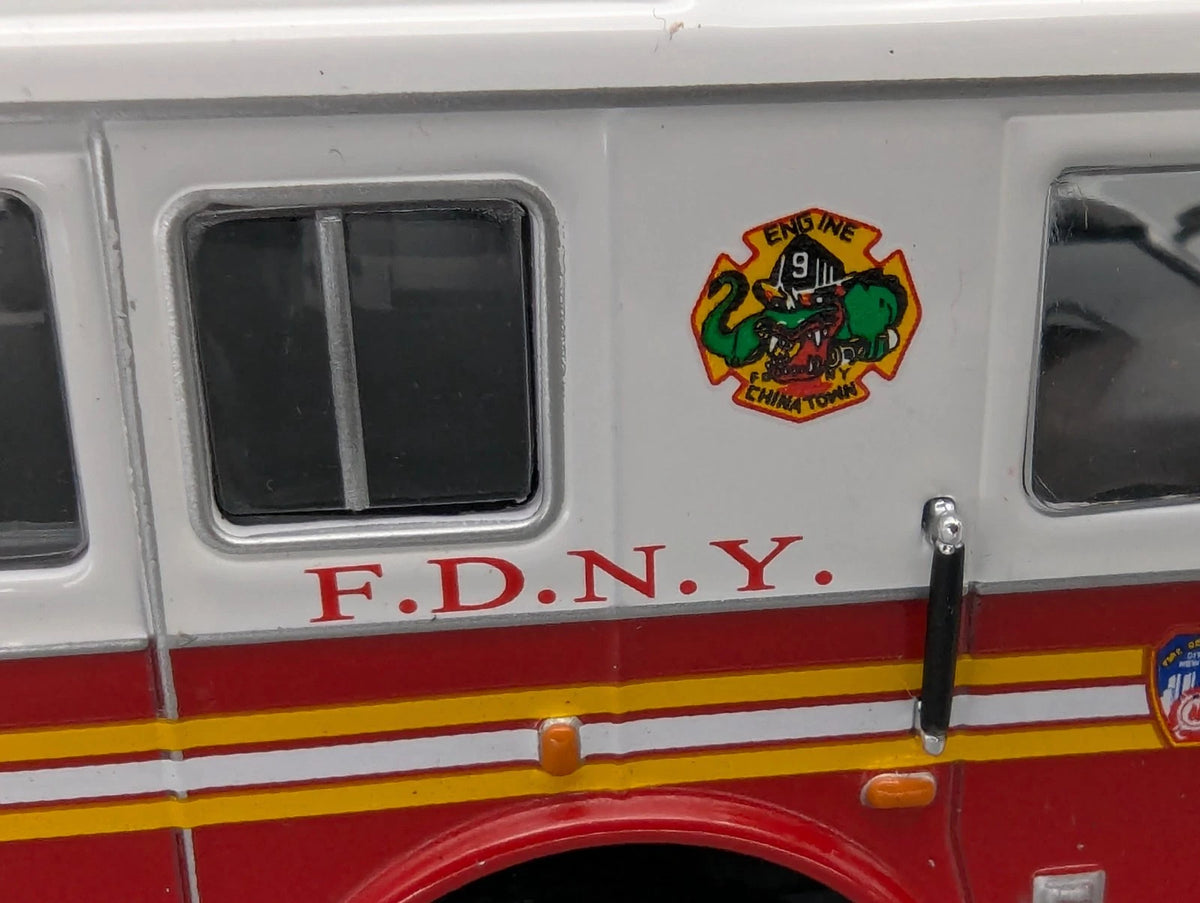 Modellautos 1:43 vermtl. Ixo Seagrave Marauder II Feuerwehr New York in Vitrine