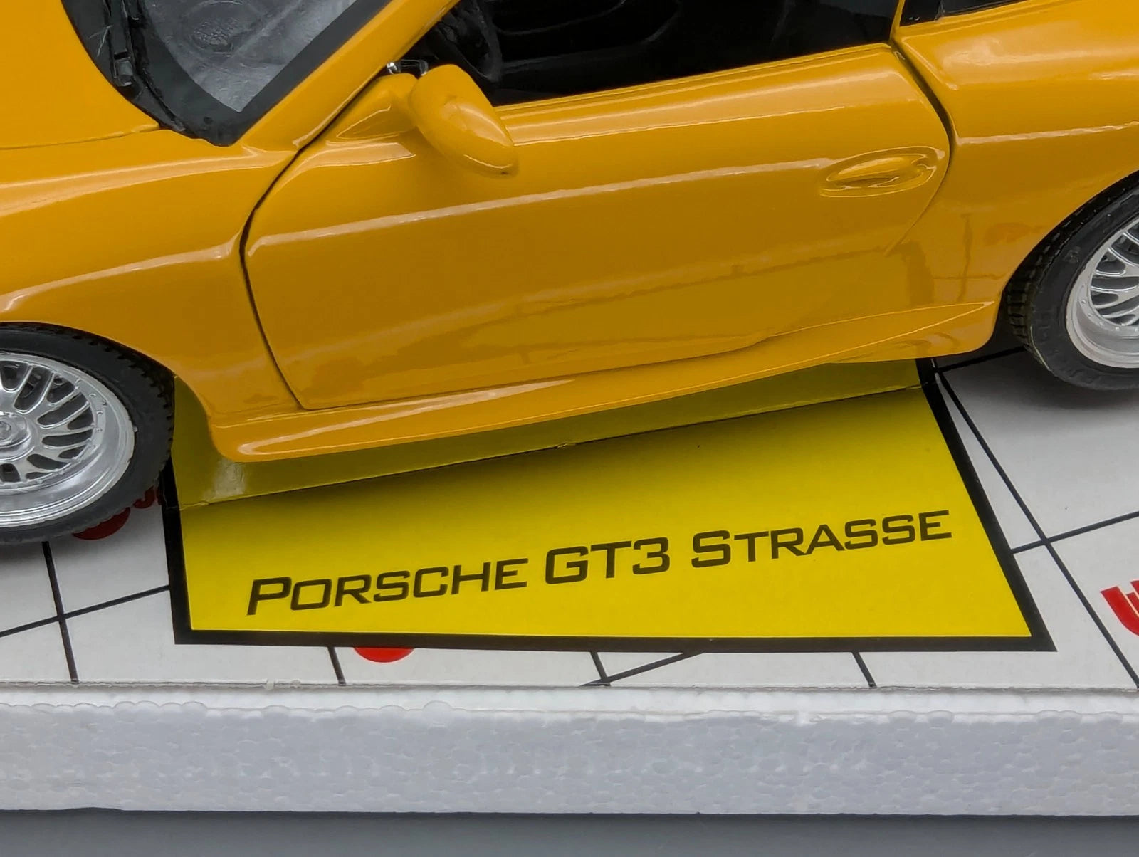 Modellautos 1:18 Bburago Gold Edition Porsche 911 GT3 Straße Gelb mit OVP