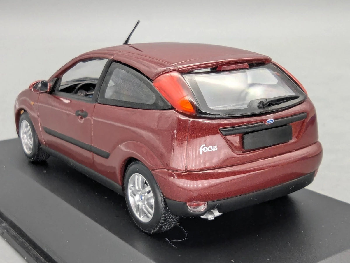 Modellautos 1:43 Minichamps Ford Focus Rot Metallic mit Dealer OVP