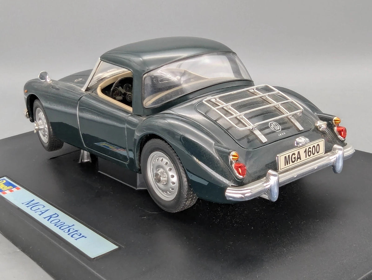 Modellautos 1:18 Revell MGA Roadster British Racing Green / Dunkel Grün mit OVP