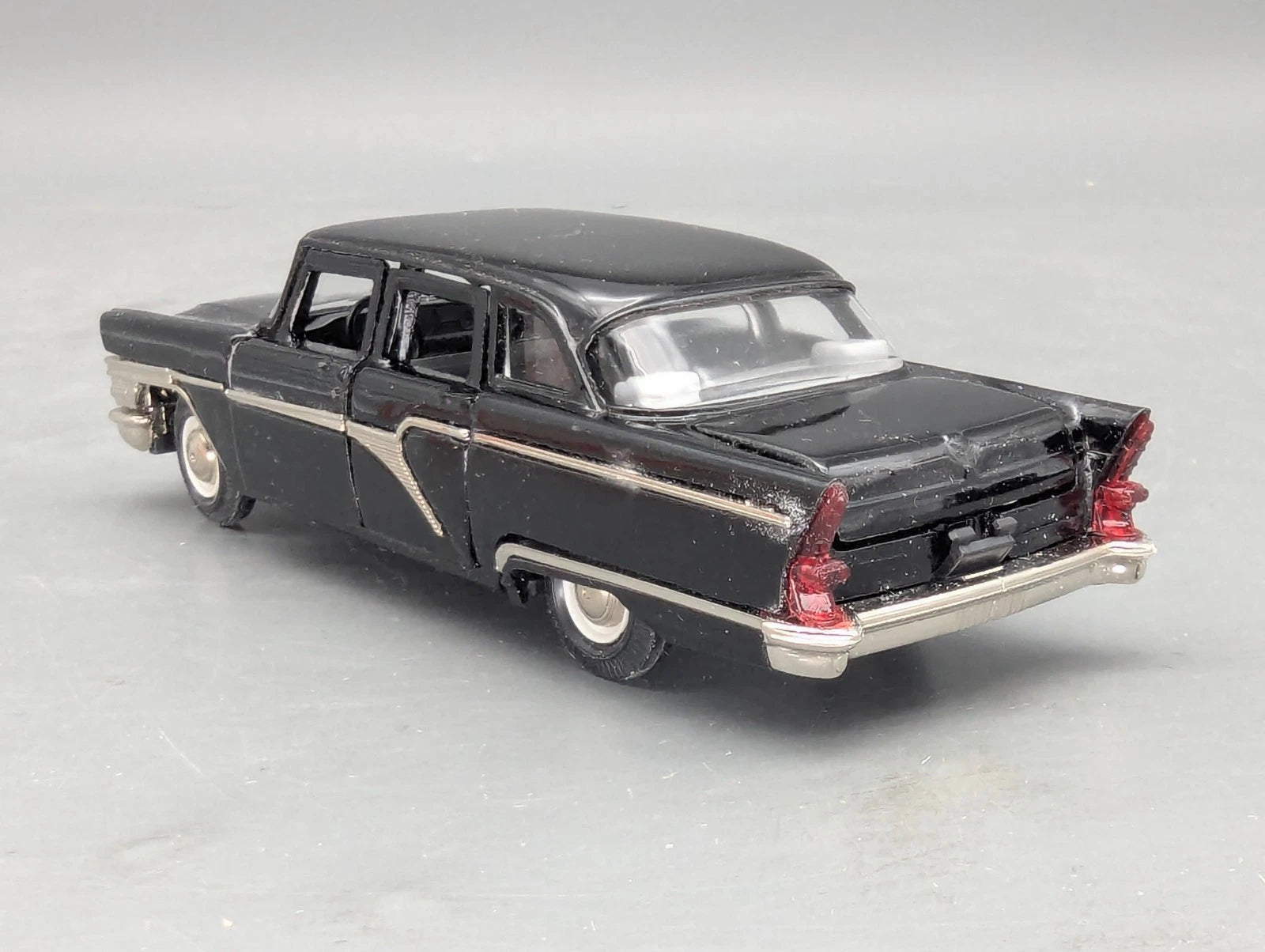 Modellautos 1:43 Agat / Tantal / Radon / Saratov A15 GAZ-13 Chaika Möwe mit OVP