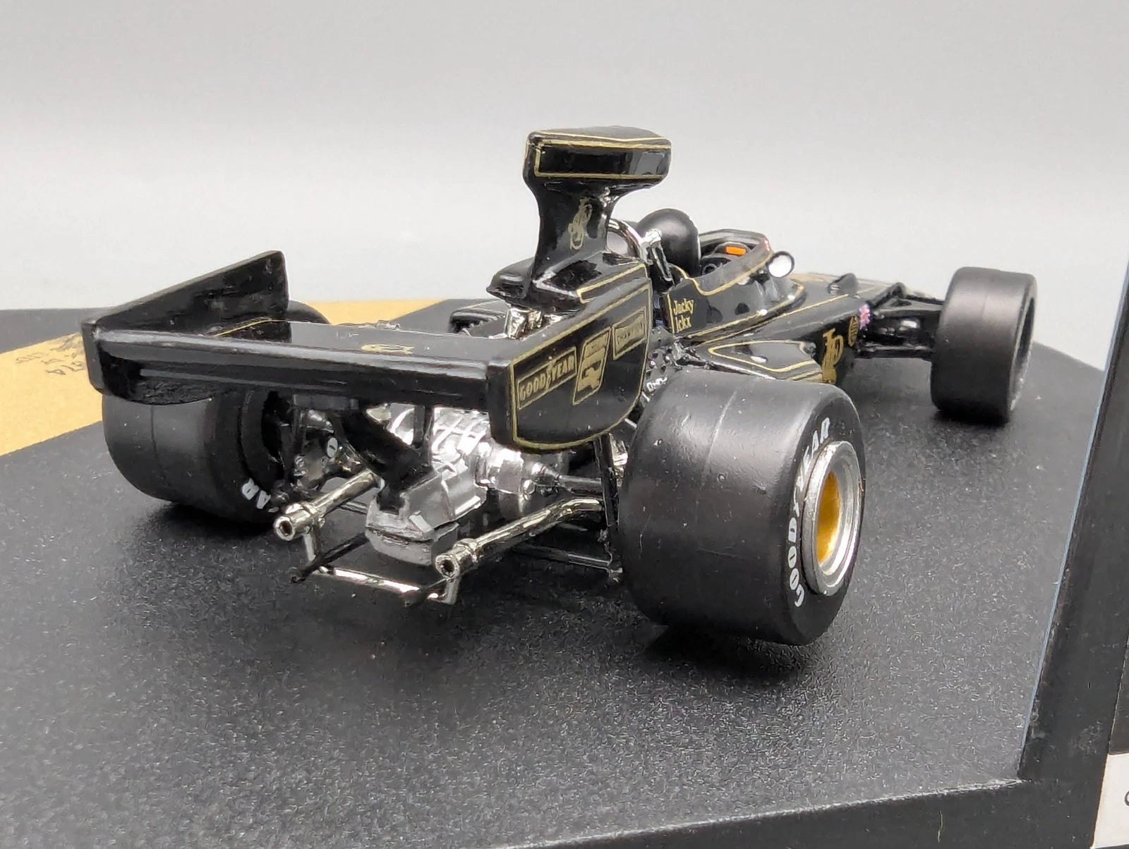 Modellautos 1:43 Quartzo Lotus 72E German GP 1974 #2 Jacky Ickx mit Vitrine
