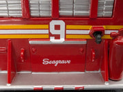Modellautos 1:43 vermtl. Ixo Seagrave Marauder II Feuerwehr New York in Vitrine