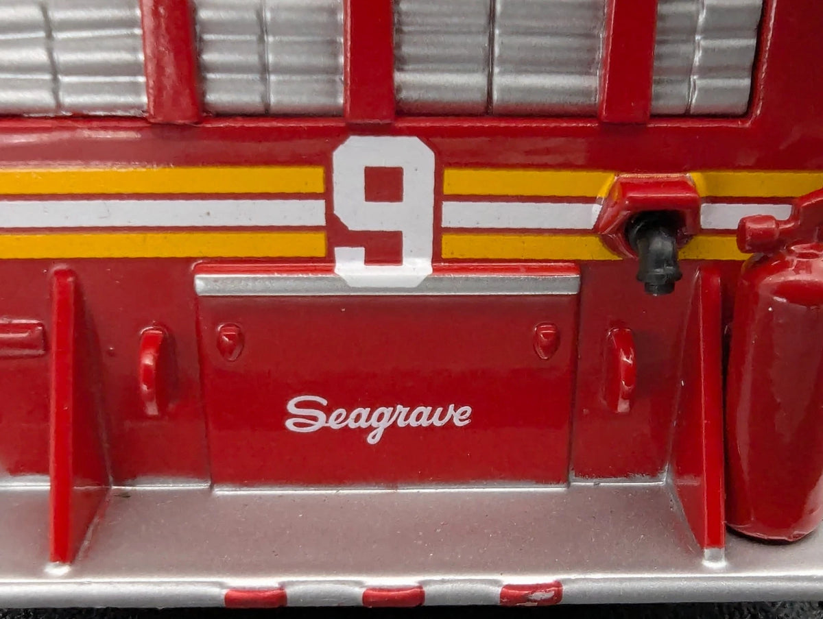 Modellautos 1:43 vermtl. Ixo Seagrave Marauder II Feuerwehr New York in Vitrine