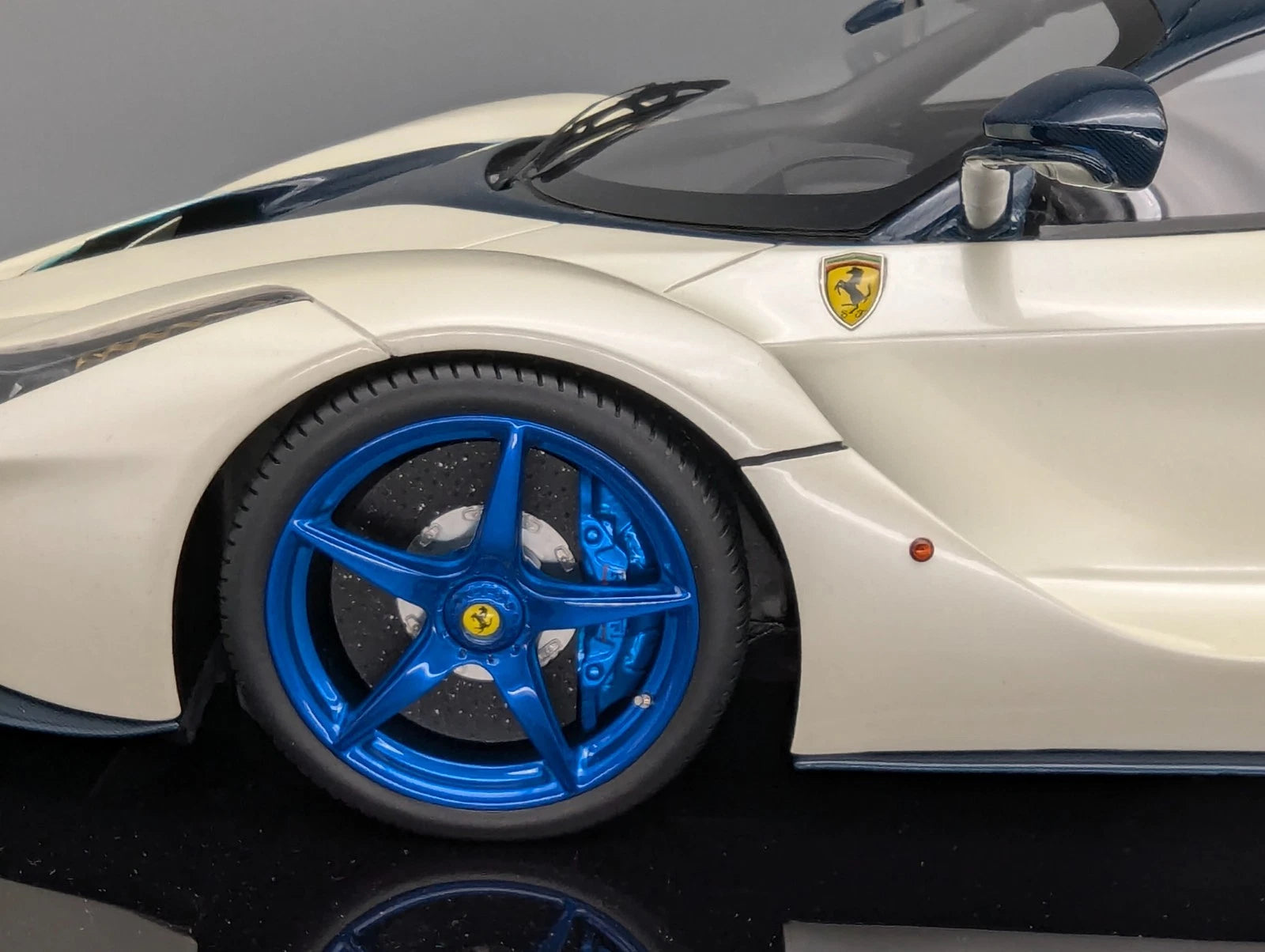 Modellautos 1:12 BBR Ferrari LaFerrari Fuli White / Blue Carbon Ltd 07/10 OVP