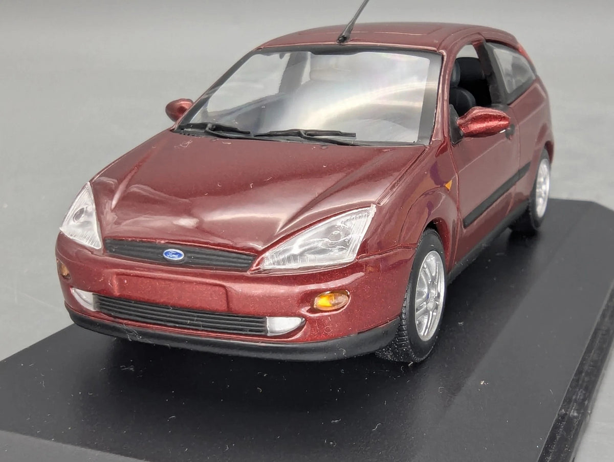 Modellautos 1:43 Minichamps Ford Focus Rot Metallic mit Dealer OVP