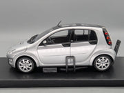 Modellautos 1:18 Kyosho Smart Forfour Starlight Silver mit Dealer OVP