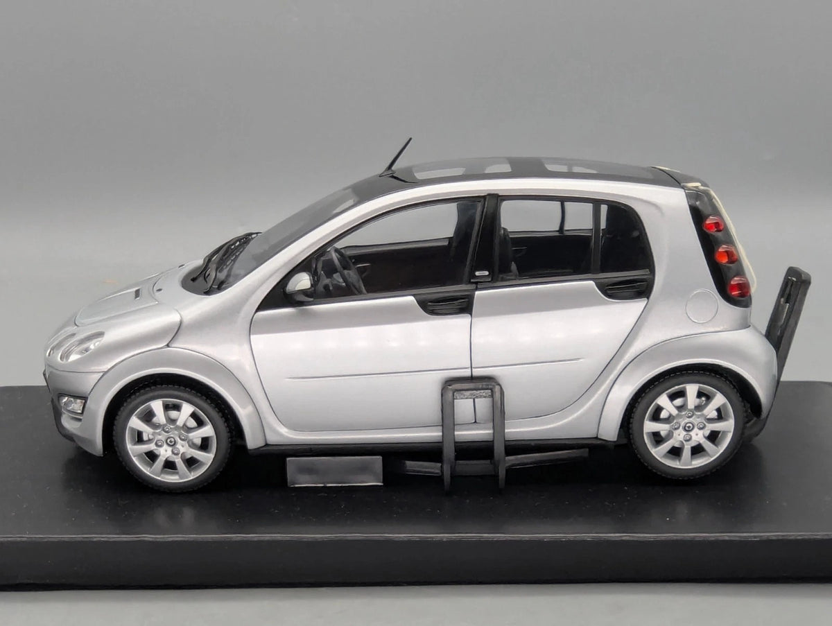 Modellautos 1:18 Kyosho Smart Forfour Starlight Silver mit Dealer OVP