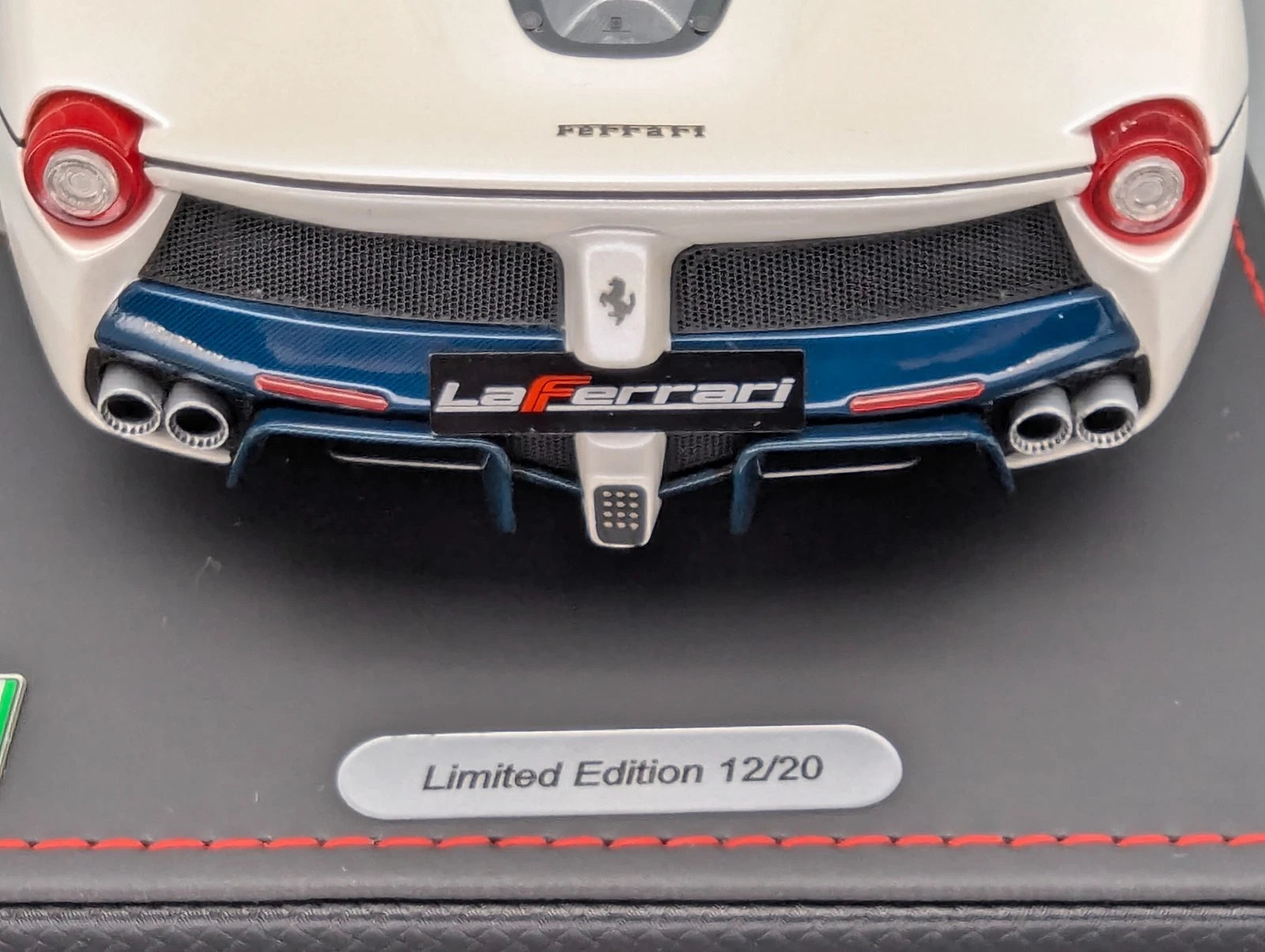 Modellautos 1:18 BBR Ferrari LaFerrari Italian White Ltd 12/20 mit Vitrine OVP