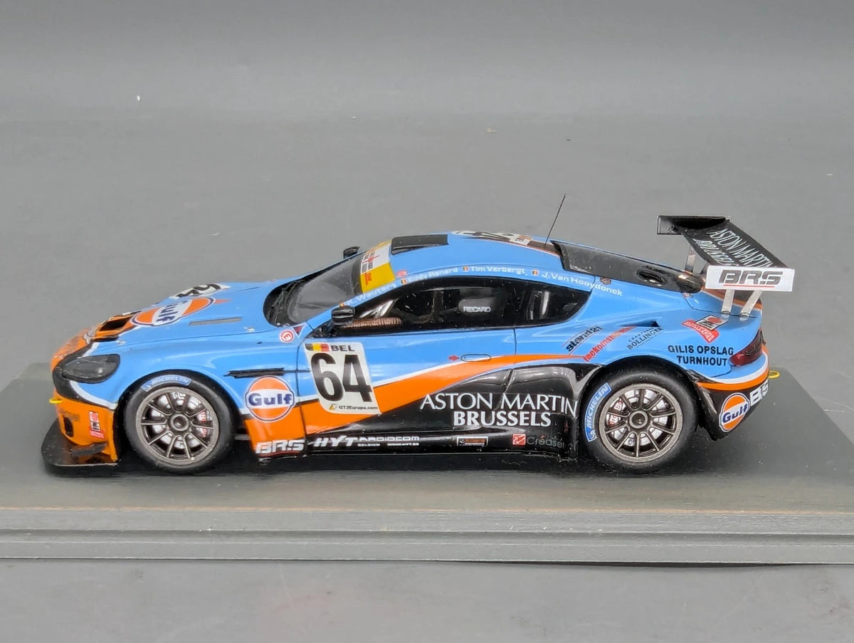 Modellautos 1:43 Spark Aston Martin Vantage GT3 2013 #64 Vitrine