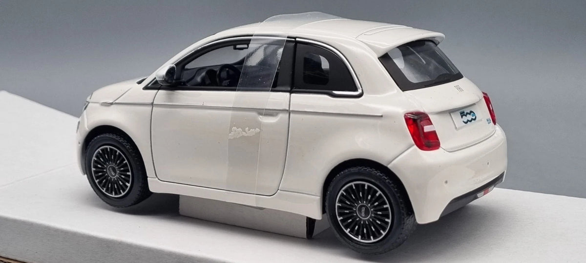 Modellautos 1:24 Bburago Fiat 500e weiß 2023 OVP
