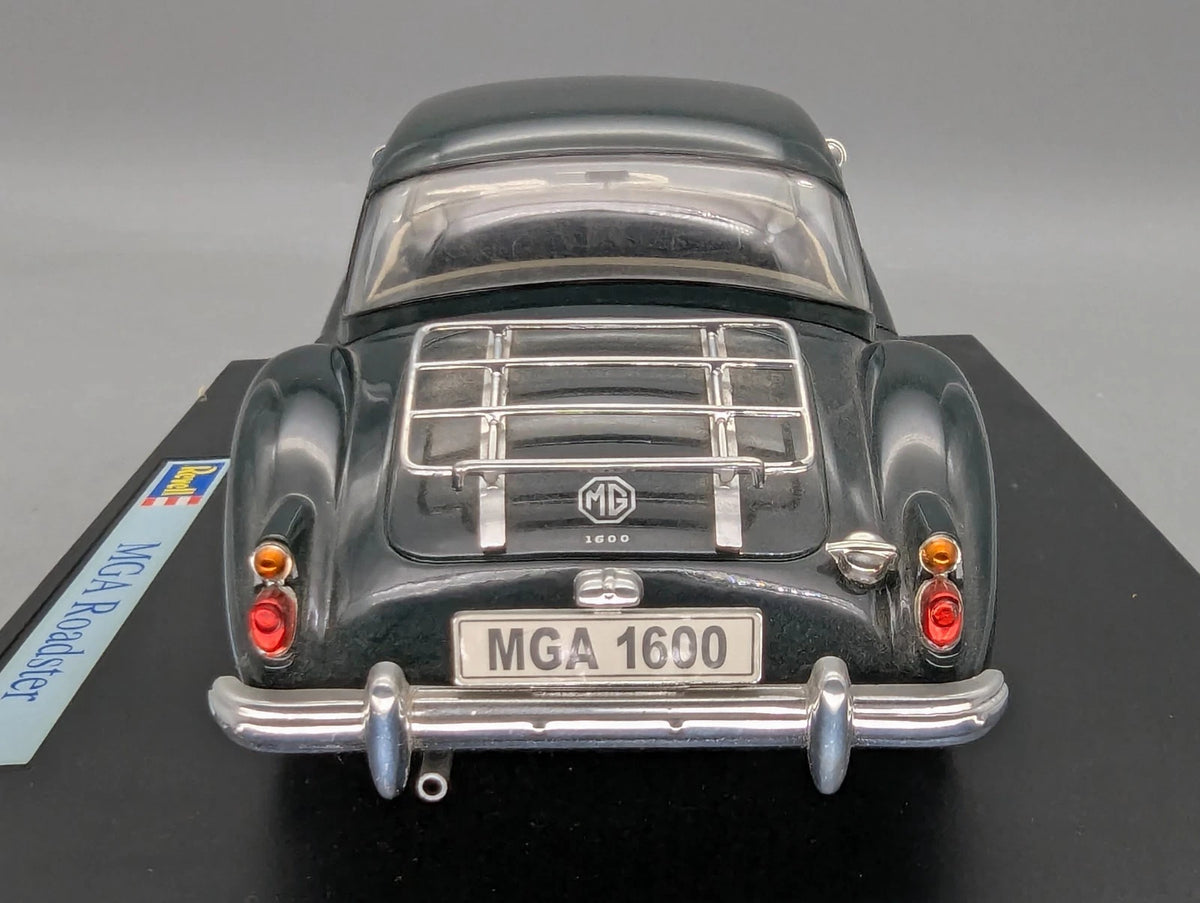 Modellautos 1:18 Revell MGA Roadster British Racing Green / Dunkel Grün mit OVP