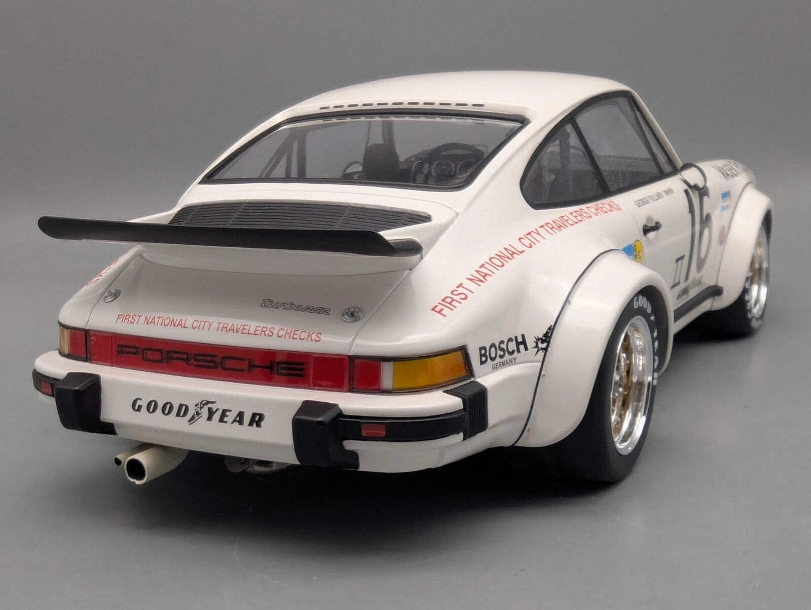 Modellautos 1:12 Minichamps Porsche 934 RSR Turbo WINNER 76 #16. Follmer Vitrine