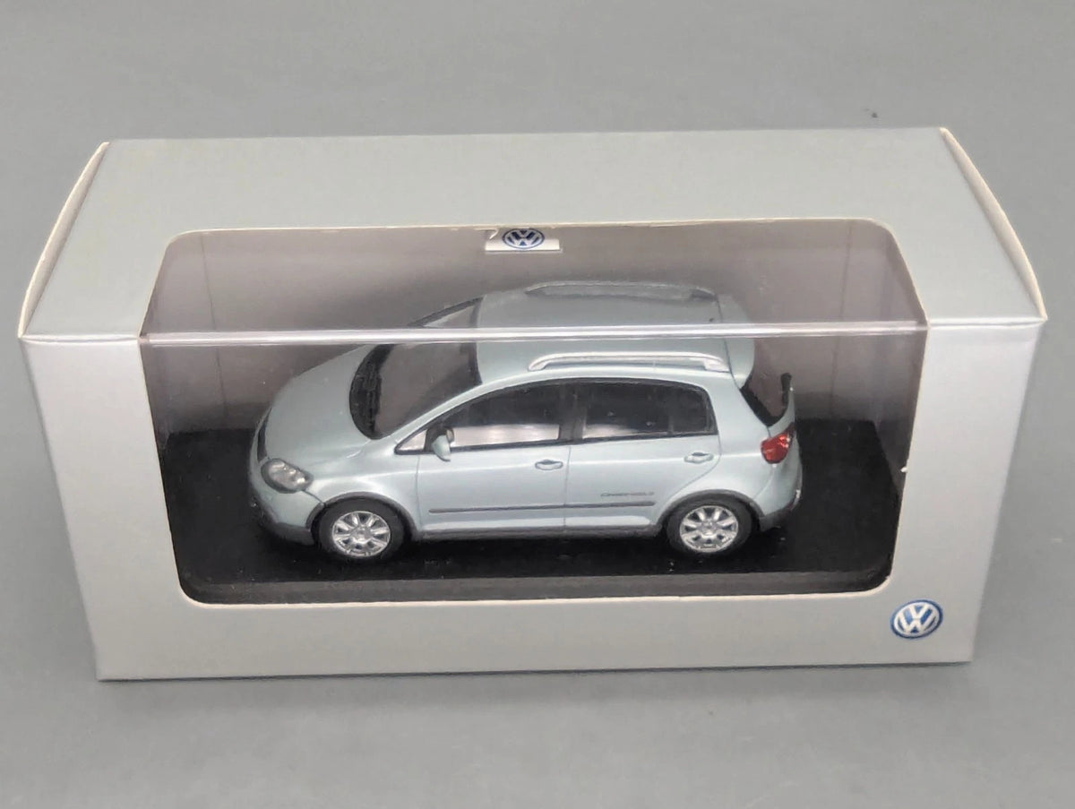 Modellautos 1:43 Minichamps Volkswagen VW Cross Golf Iceblue Metallic Dealer OVP