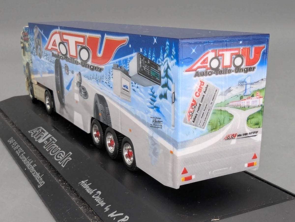 Lkw Modell 1:87 Herpa DAF XF SSC Kühlkoffersattelzug ATU Truck mit Vitrine