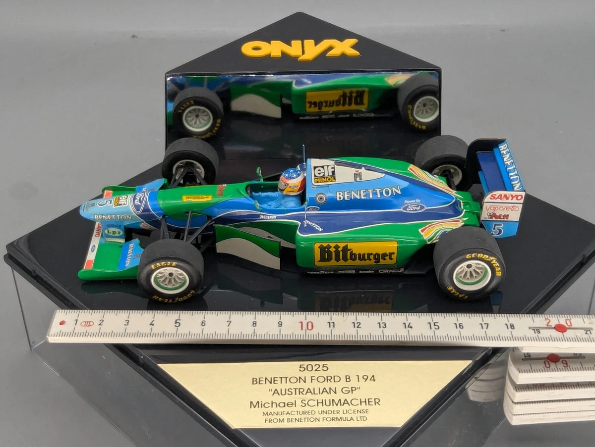 Modellautos 1:24 Onyx 5025 Bentton Ford B194 Australian GP #5 Schumacher Vitrine