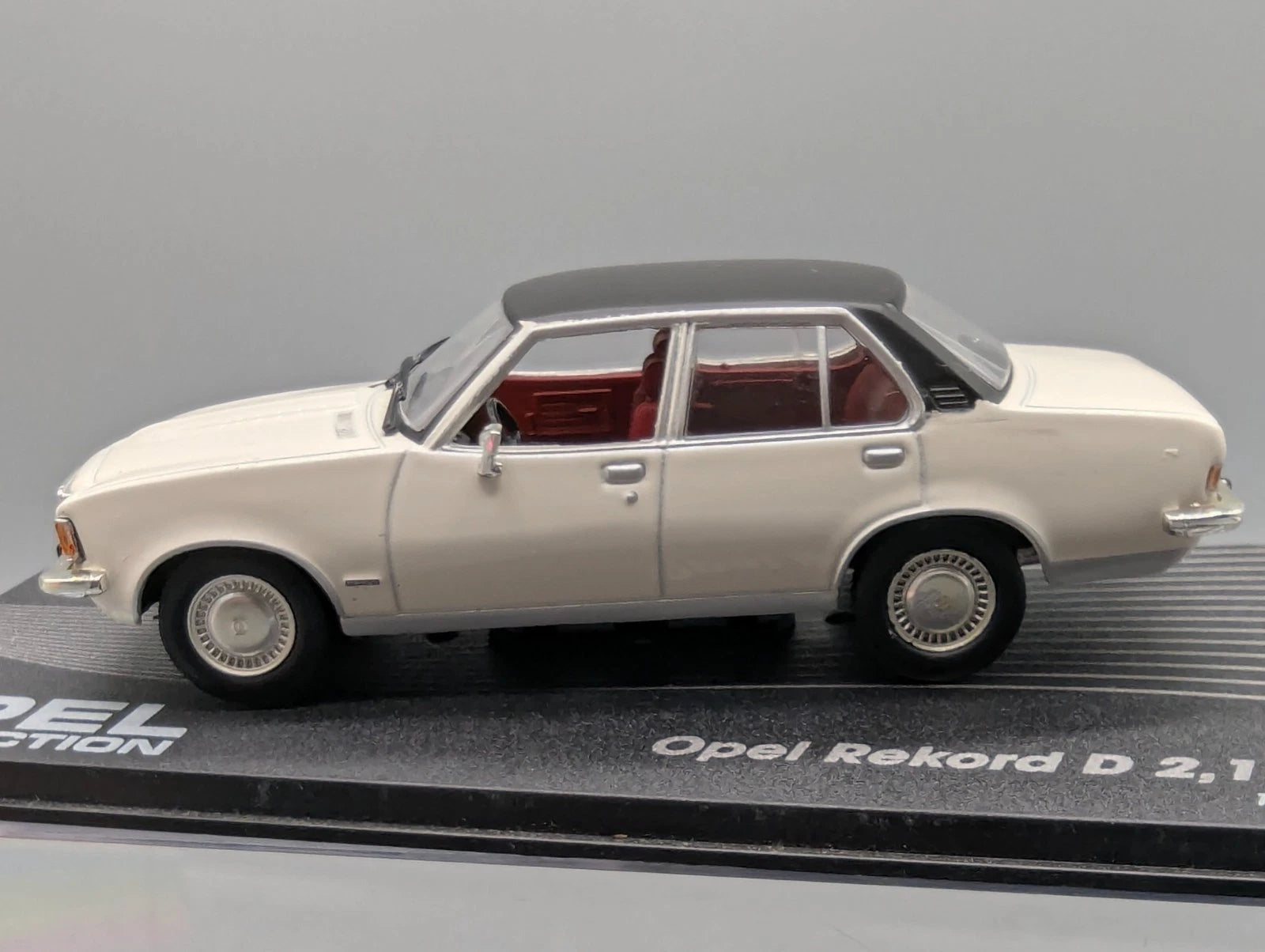 Modellautos 1:43 Ixo für Eaglemoss Opel Collection Rekord D 2,1 Liter Vitrine