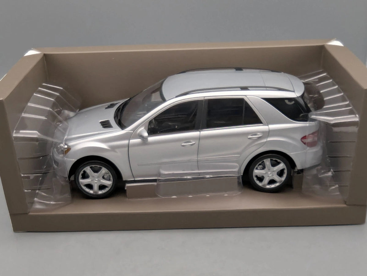 Modellautos 1:18 Minichamps Mercedes-Benz M-Klasse Iridium Silber mit Dealer OVP