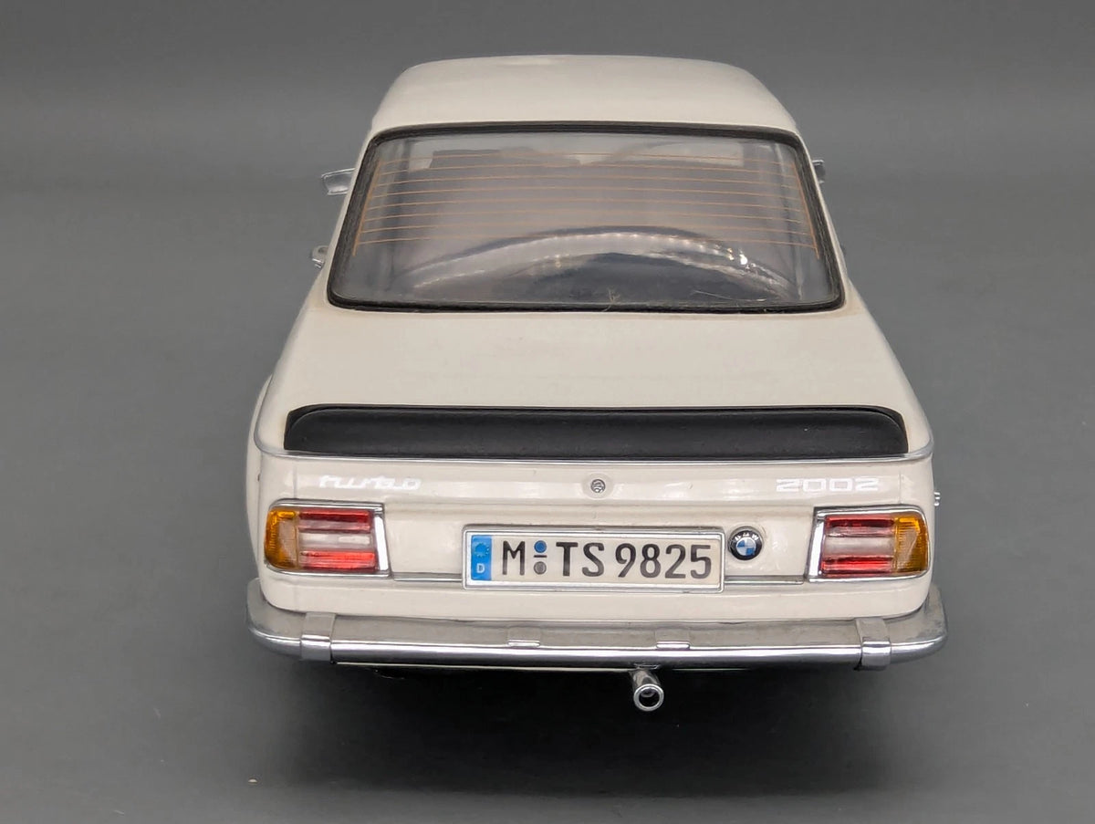 Modellautos 1:18 Kyosho BMW 2002 Turbo Weiß mit OVP