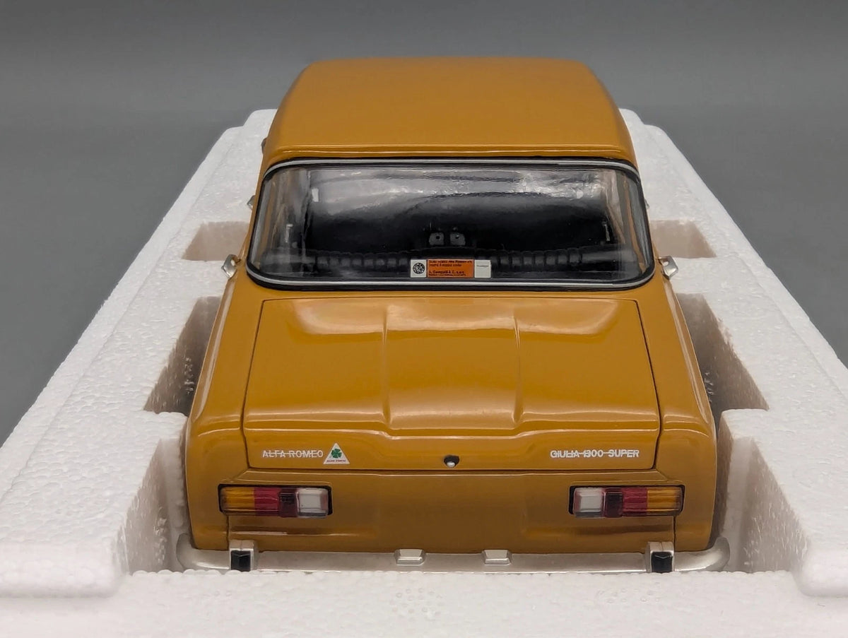 Modellautos 1:18 Minichamps Alfa Romeo Giulia 1300 Super 1970 Ocker Ochre OVP